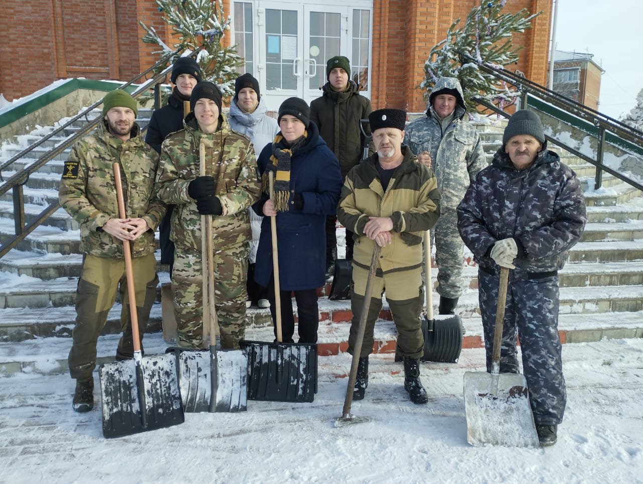 Казаки убрали снег возле храма.