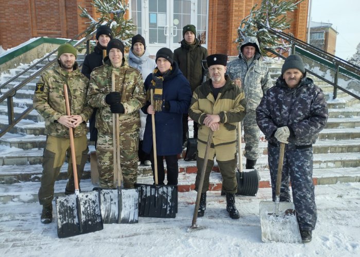 Казаки убрали снег возле храма.